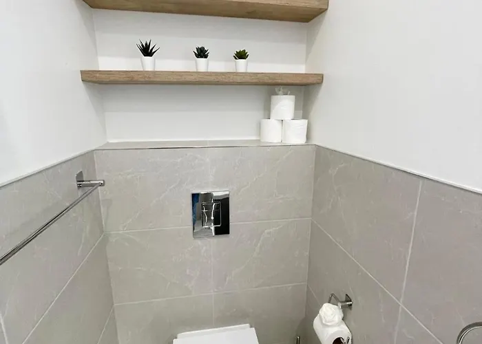Stylish Retreat 2 - Sleeps 6